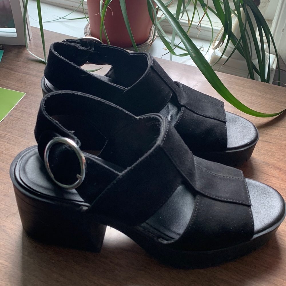 Chunky sandals 🖤